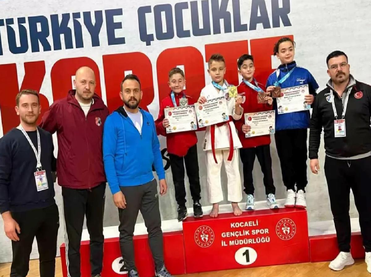 11 Yaşındaki Özen Efeler Türkiye İkincisi Oldu