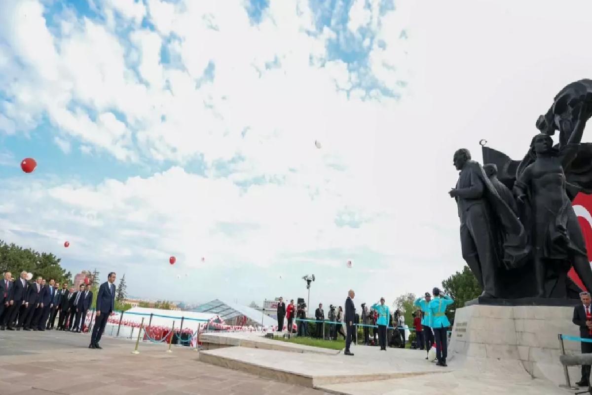 23 Nisan Töreni: TBMM’de Çelenk Bırakıldı