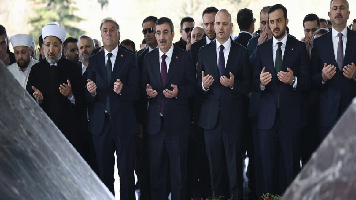 8.Cumhurbaşkanı Turgut Özal, mezarı başında anıldı