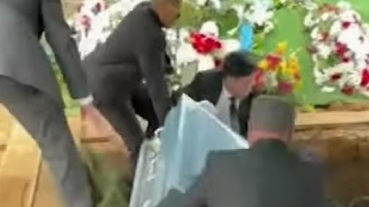 ABD’de cenaze sırasında tüm aile mezara düştü