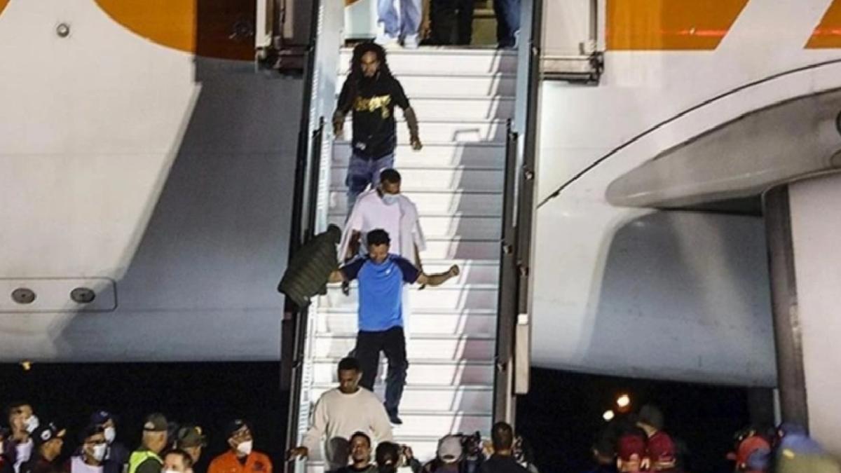 ABD’den sınır dışı edilen 318 göçmen Venezuela’ya gönderildi