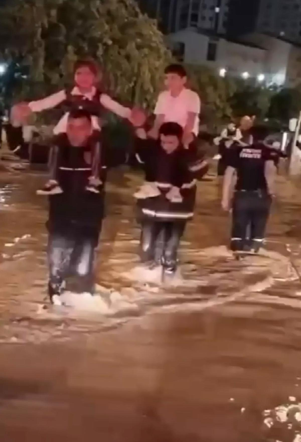 Adana’da İtfaiye, Su Bastığı Yolda Çocukları Kurtardı