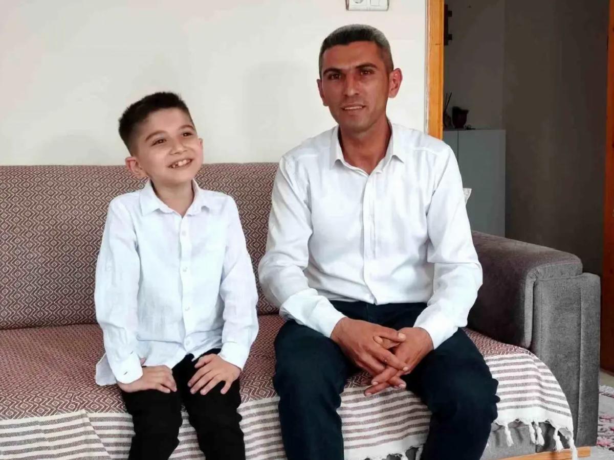 Adana’da Viral Olan Çocuk Şarkı Söyledi