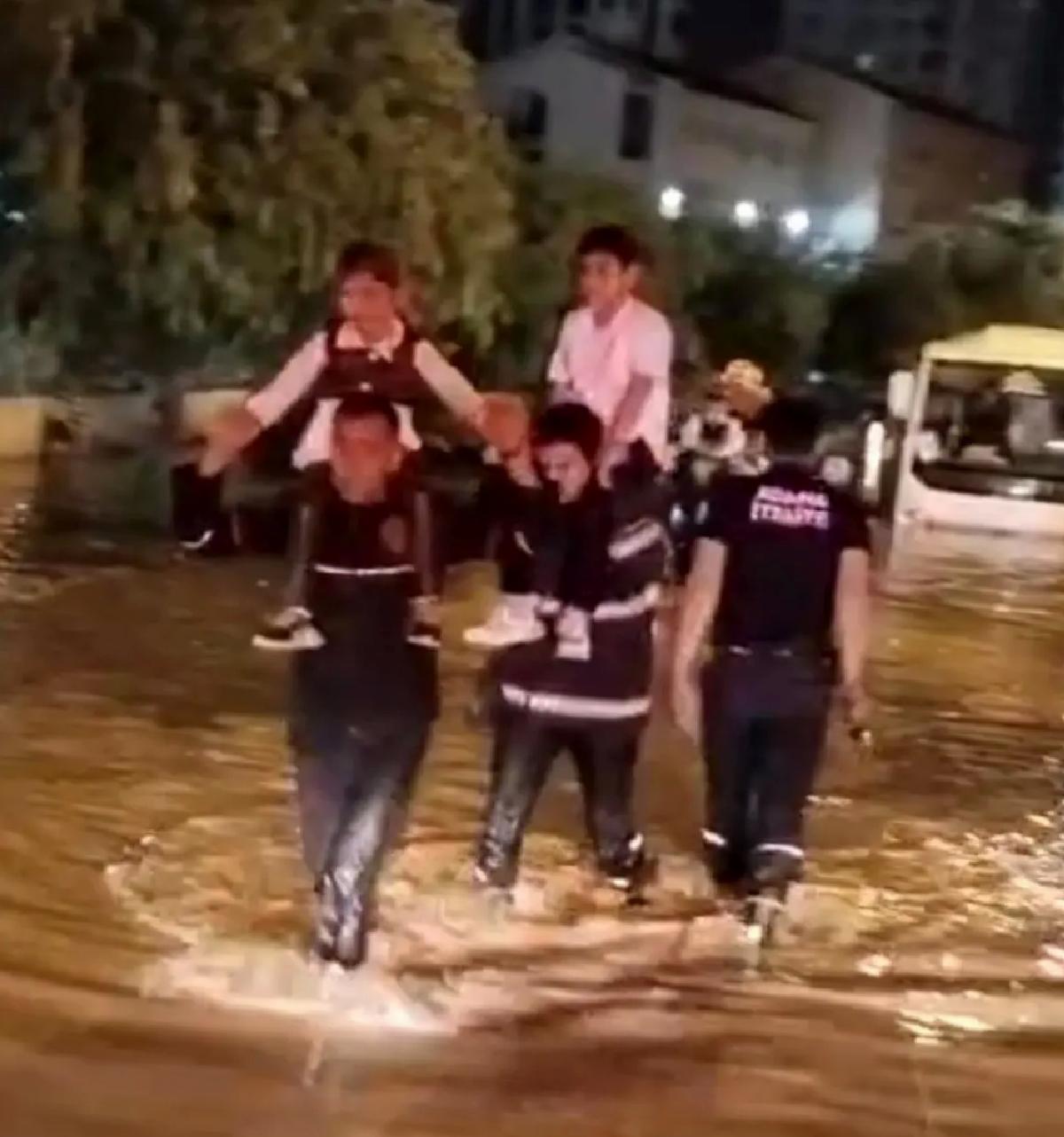 Adana’da Yağmur Felaketi: Yollar Göle Döndü, Belediyeye Tepkiler Yağdı