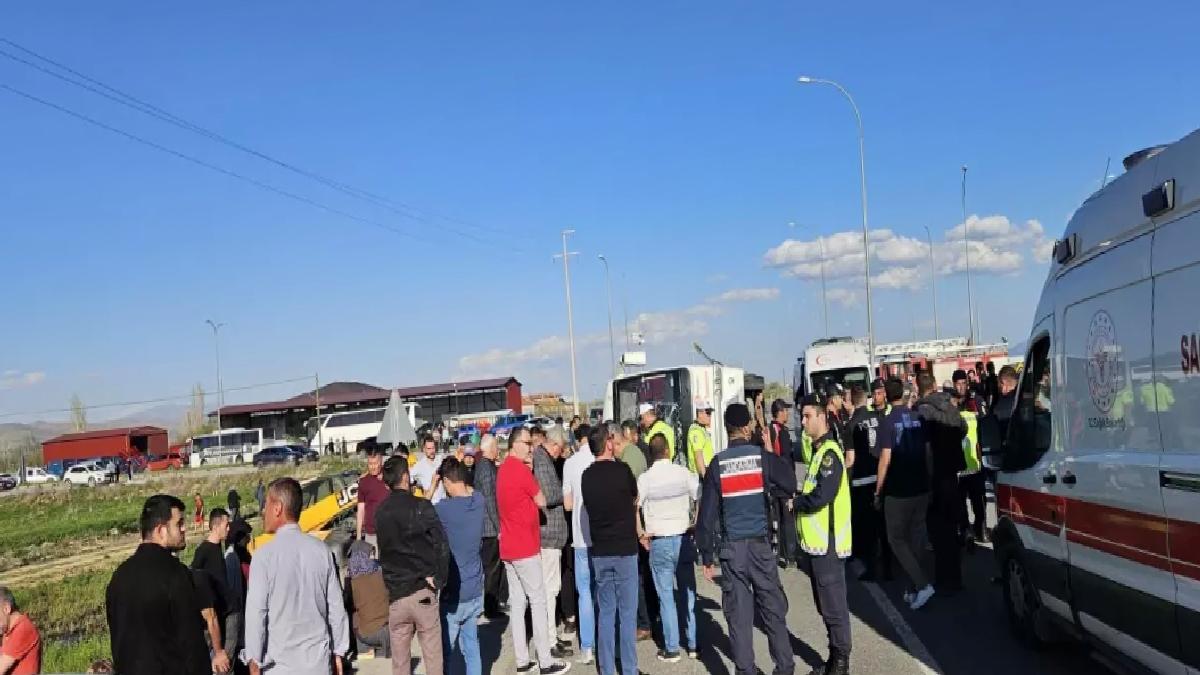 Afyon’da Midibüs ve Otomobil Çarpıştı: 12 Yaralı