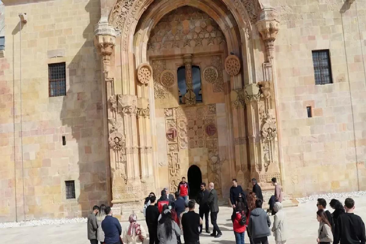 “Aile Yılı” kapsamında 16 çift, “Anadolu’nun El-Hamrası” Divriği Ulu Camisi’ni gezdi