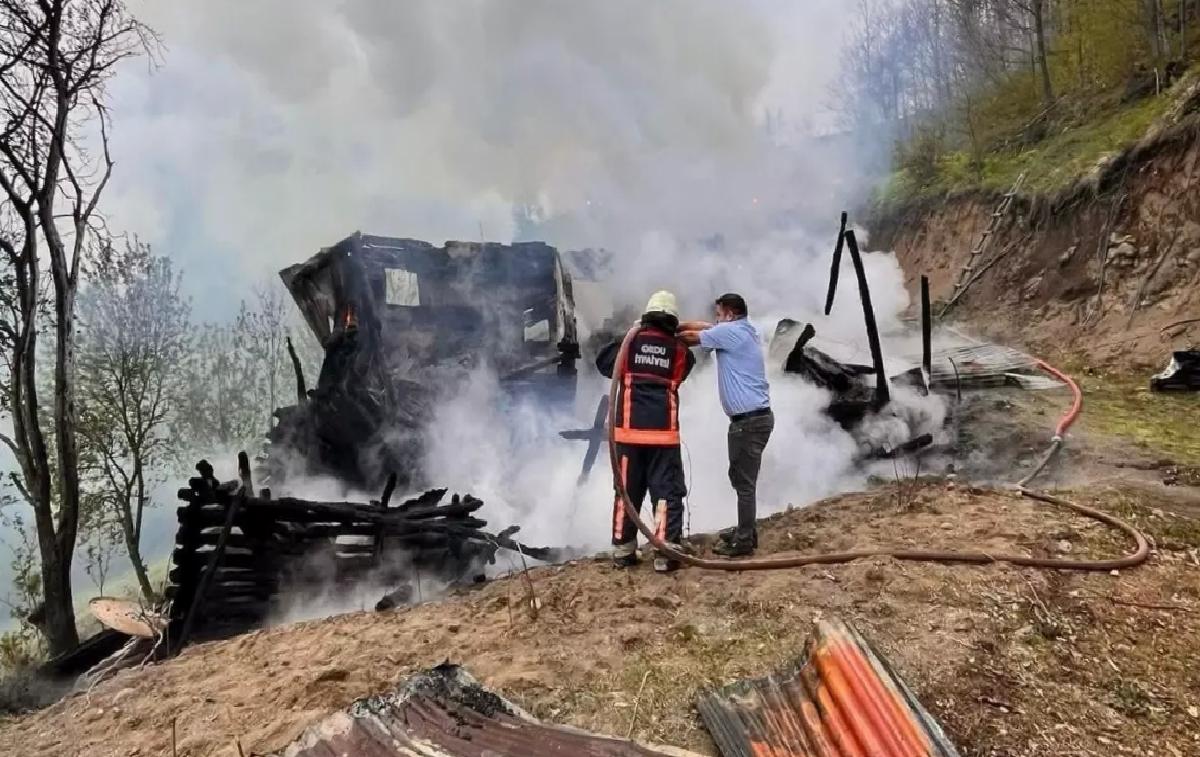 Akkuş’ta Ahşap Ev Yangında Yandı