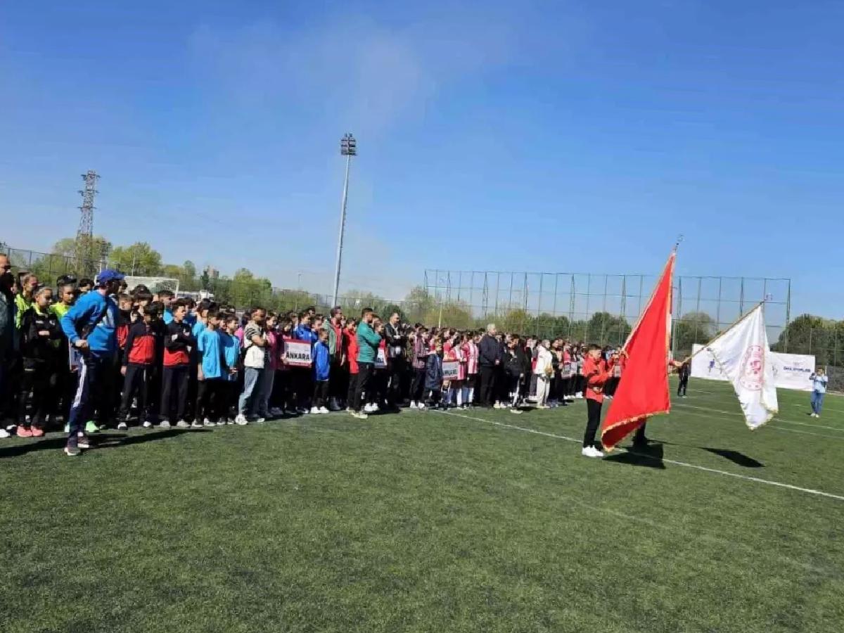 Akşemsettin Ortaokulu Çim Hokeyinde 4. Oldu