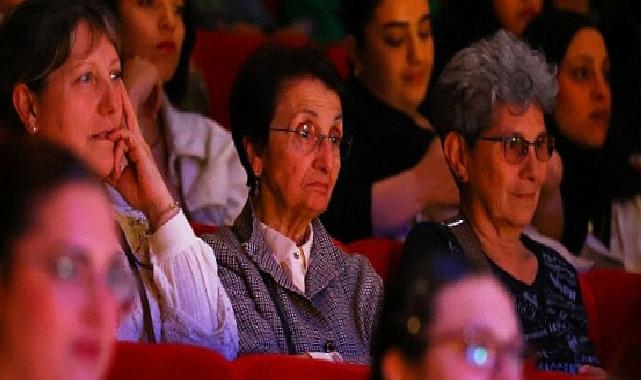 Aktif Yaşlı Merkezi tiyatrocuları sahnede parladı