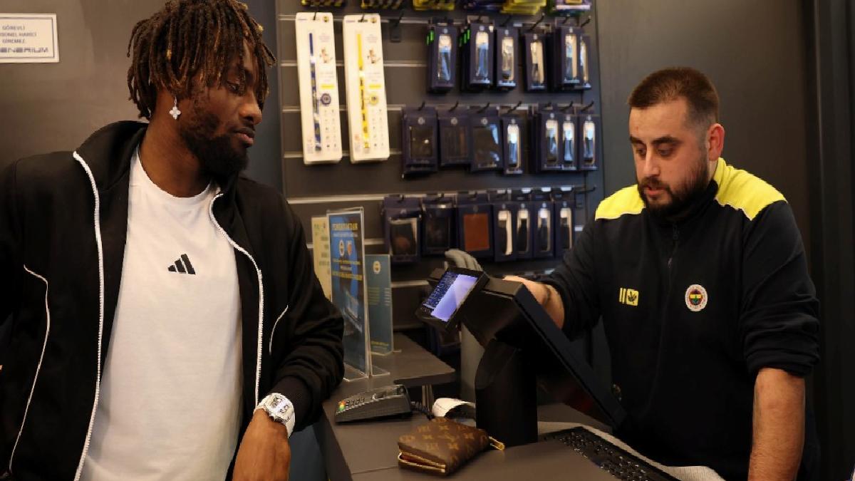 Allan Saint-Maximin’den taraftarlara jest