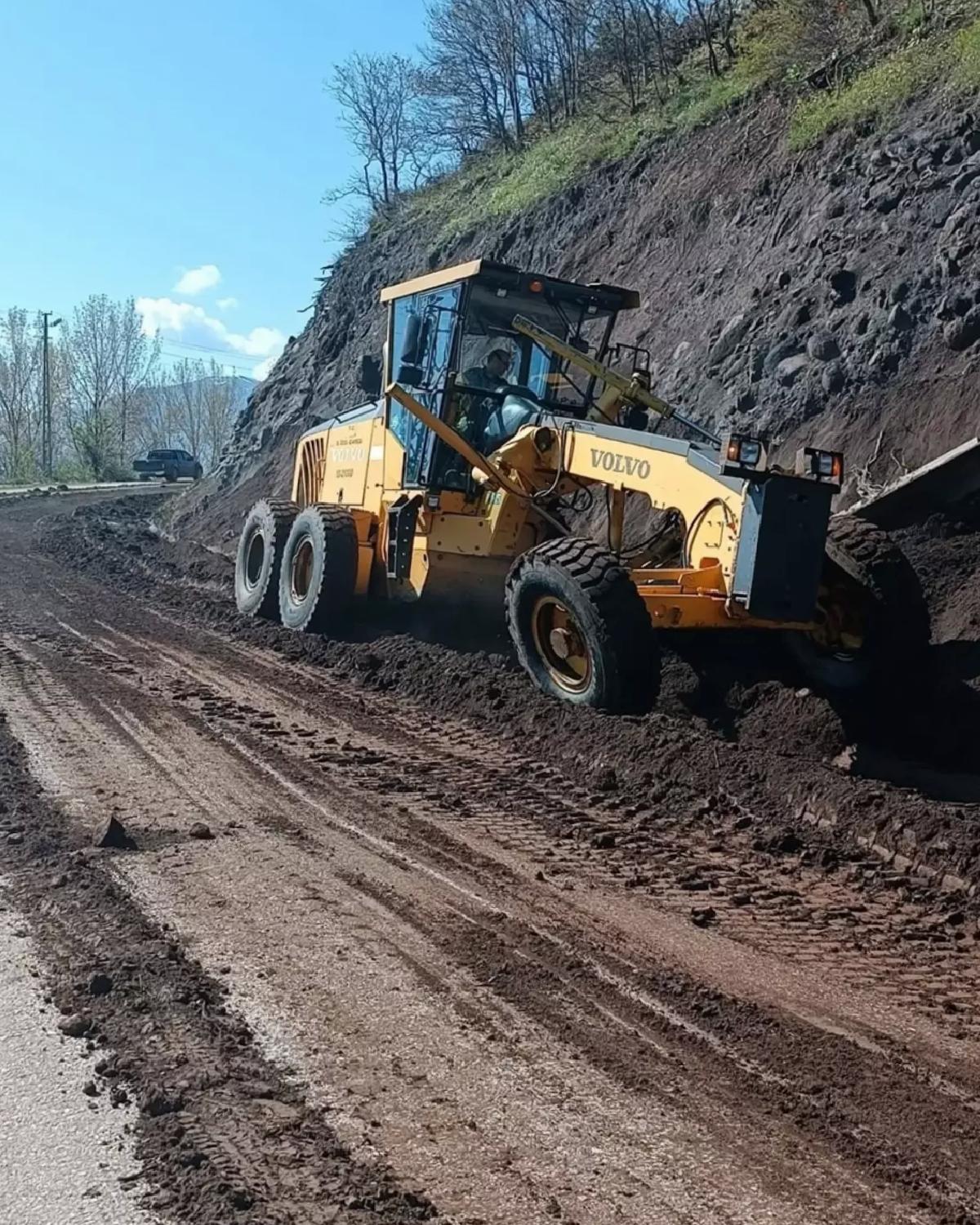 Almus’ta Yol Temizleme Çalışmaları