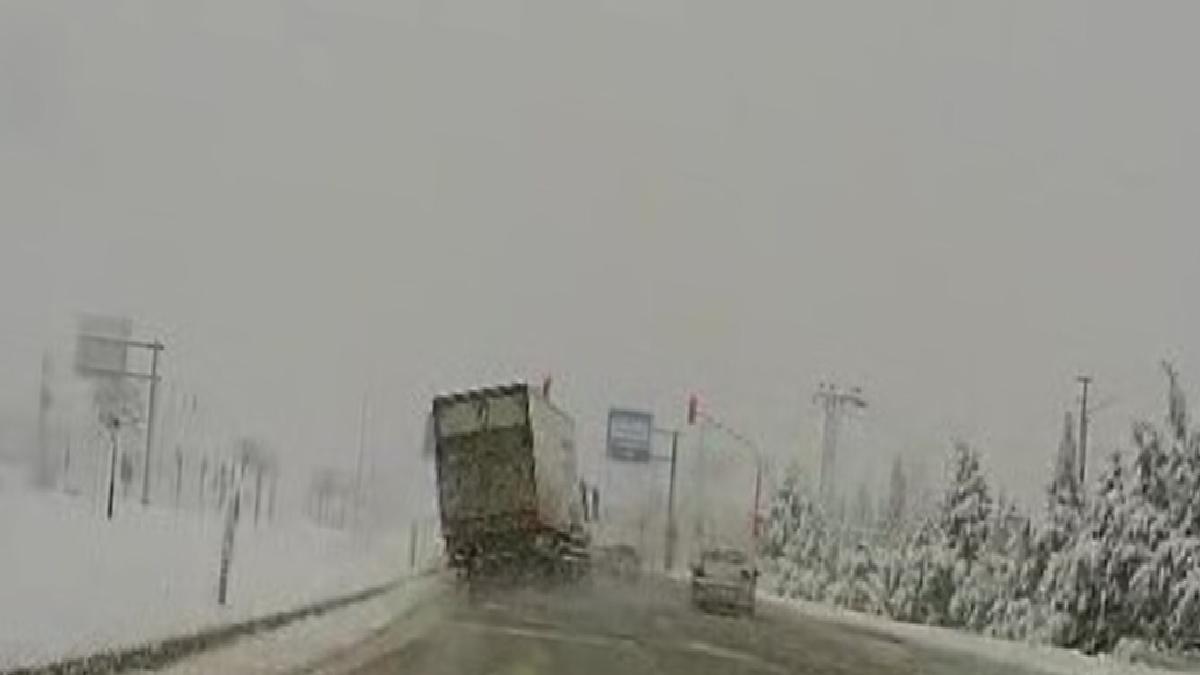 Amasya’da karla kaplı yolda seyreden tır faciadan döndü