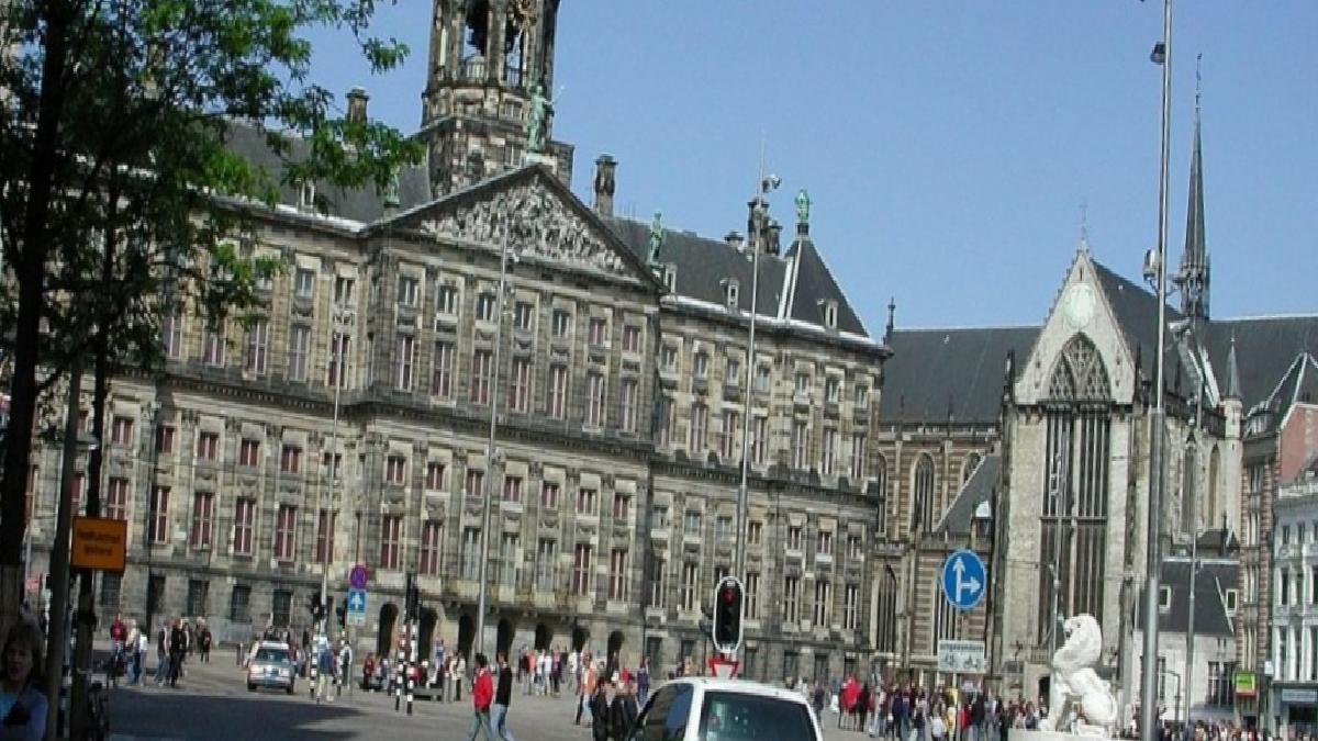 Amsterdam’ın Dam Meydanı’nda araç patladı