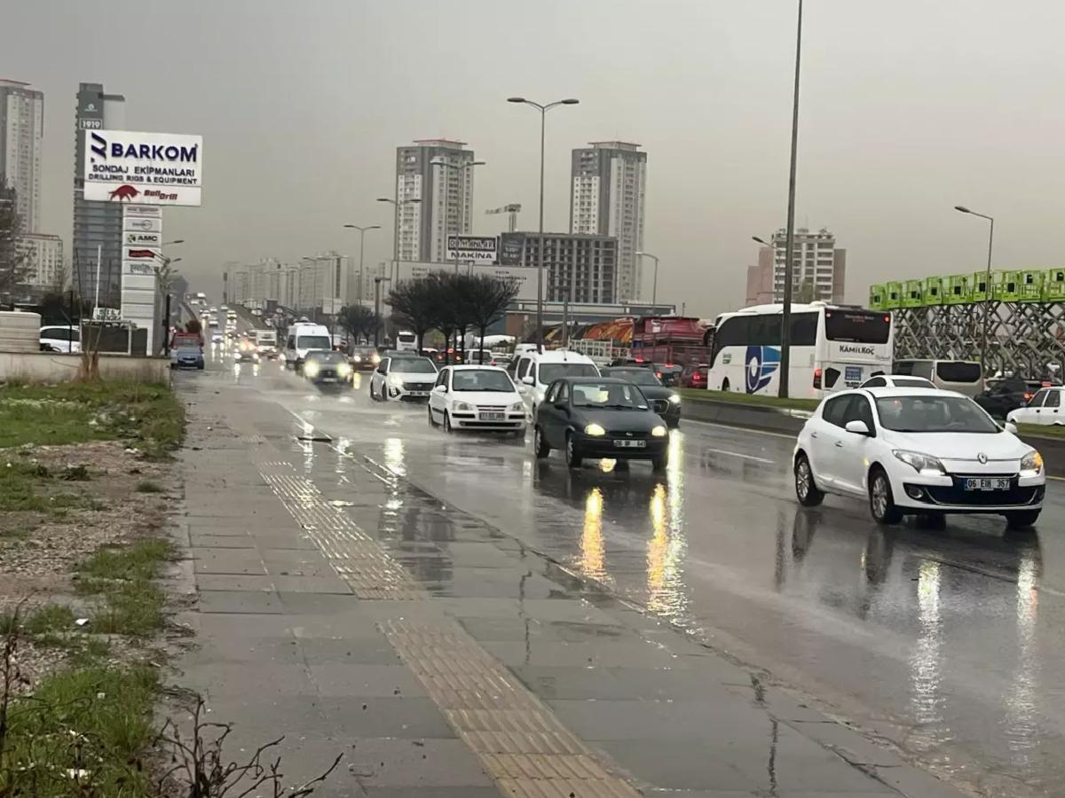 Ankara’da Sağanak Yağış Ulaşımı Olumsuz Etkiledi