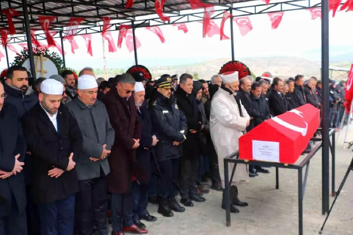 Ankara’da trafik kazasında şehit olan polis son yolcuğuna uğurlandı