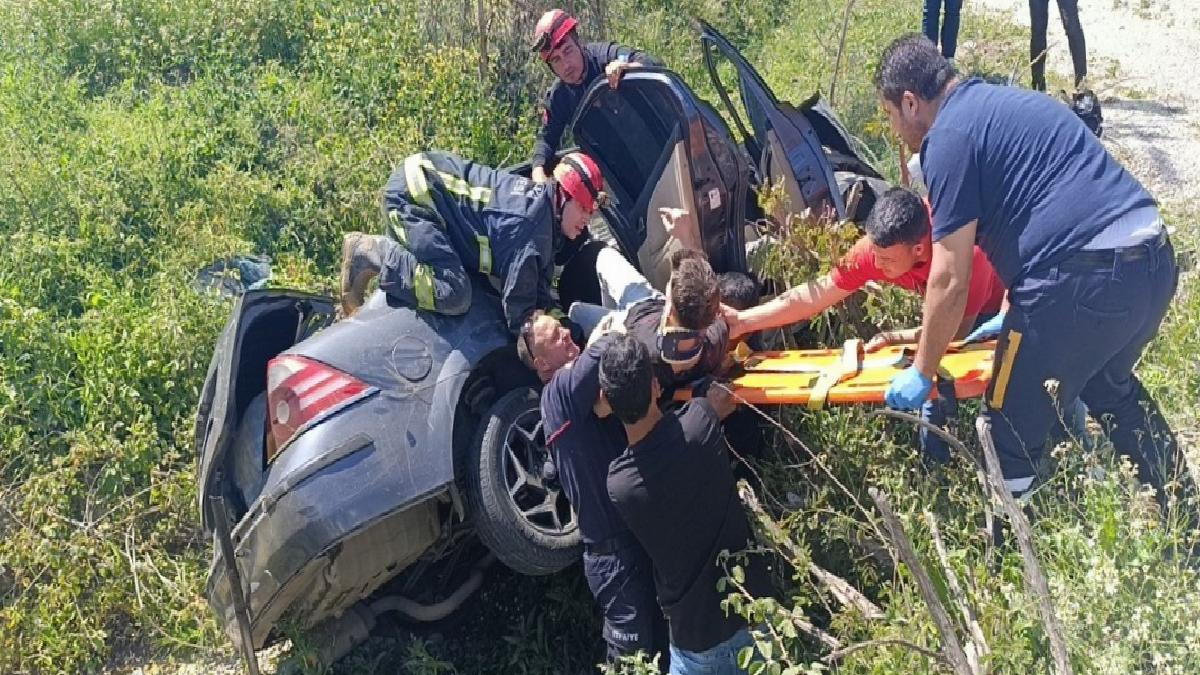 Antalya’da bariyerlere çarpan araç, sulama kanalına devrildi