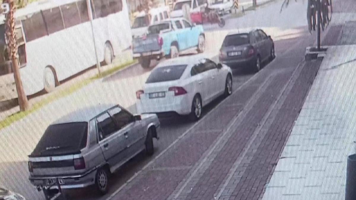 Antalya’da üç tekerli motosiklet kamyonetle çarpıştı