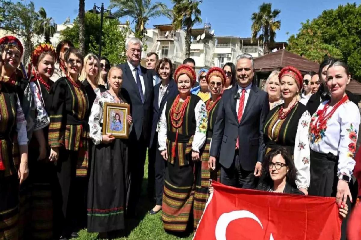 Antalya’da Ukrayna-Türkiye Dostluğuna Çınar Ağaçlı Sembolik Tören