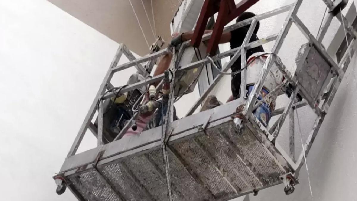 Apartman Boyası Kazası: İşçiler Kurtarıldı