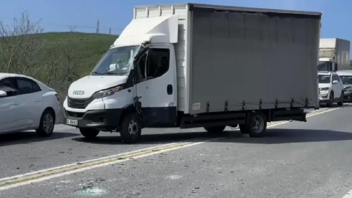 Arnavutköy’de Kaza: Kamyonet Şoförü Yaralandı