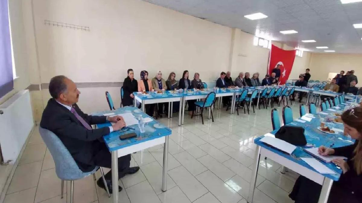 Arpaçay’da Halk Buluşması: Başkan Zeki Elma Soruları Yanıtladı