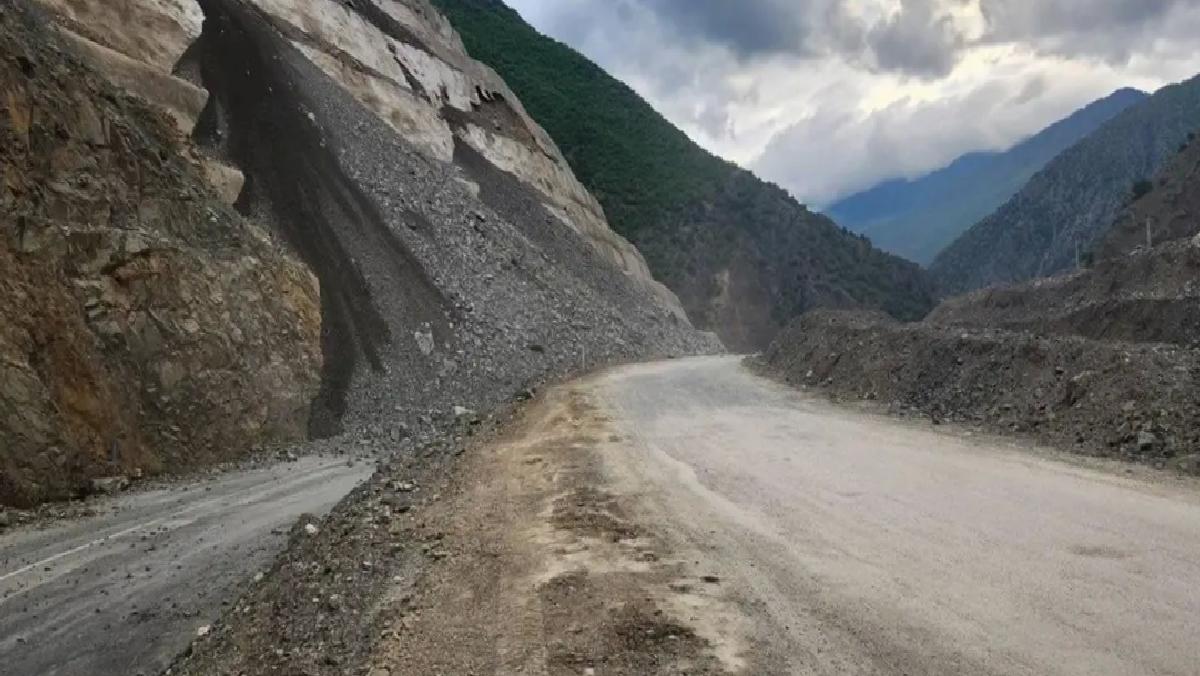 Artvin-Ardahan Yolu Heyelanlar Nedeniyle Kapandı