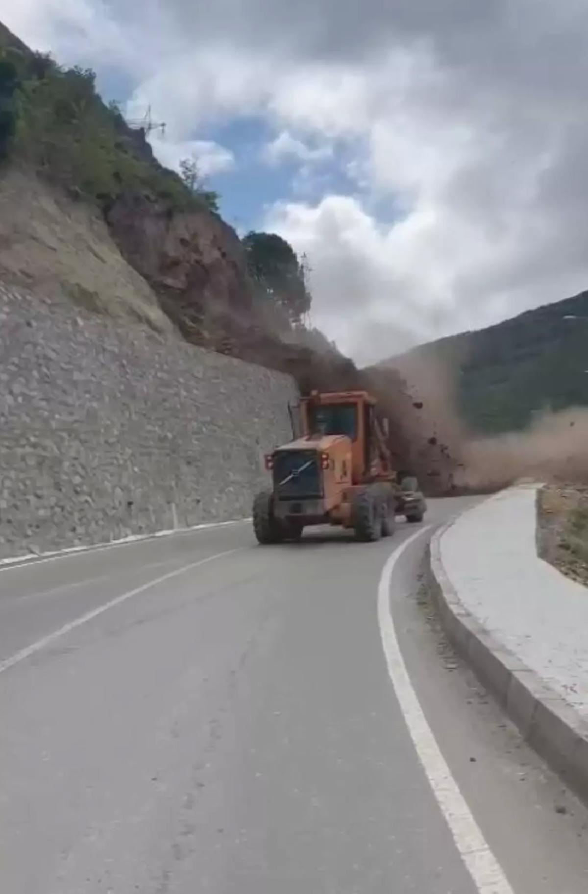Artvin’de operatörün heyelandan son anda kurtulduğu anlar kamerada