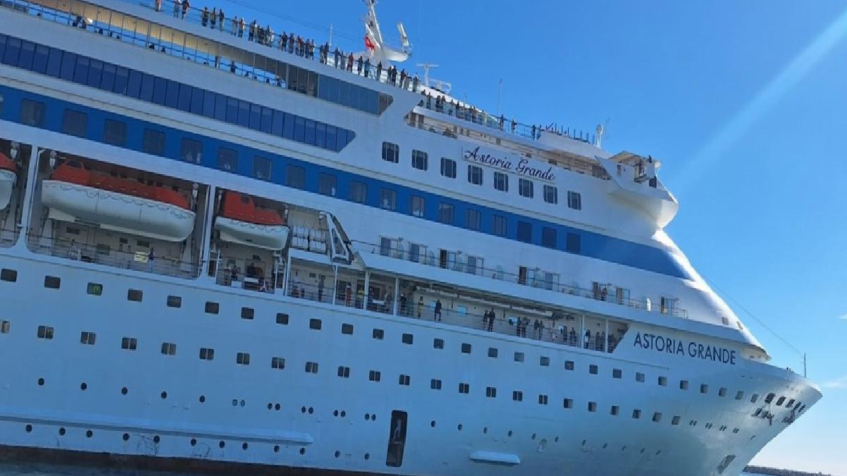 ‘Astoria Grande’ isimli kruvaziyer Antalya Limanı’nda