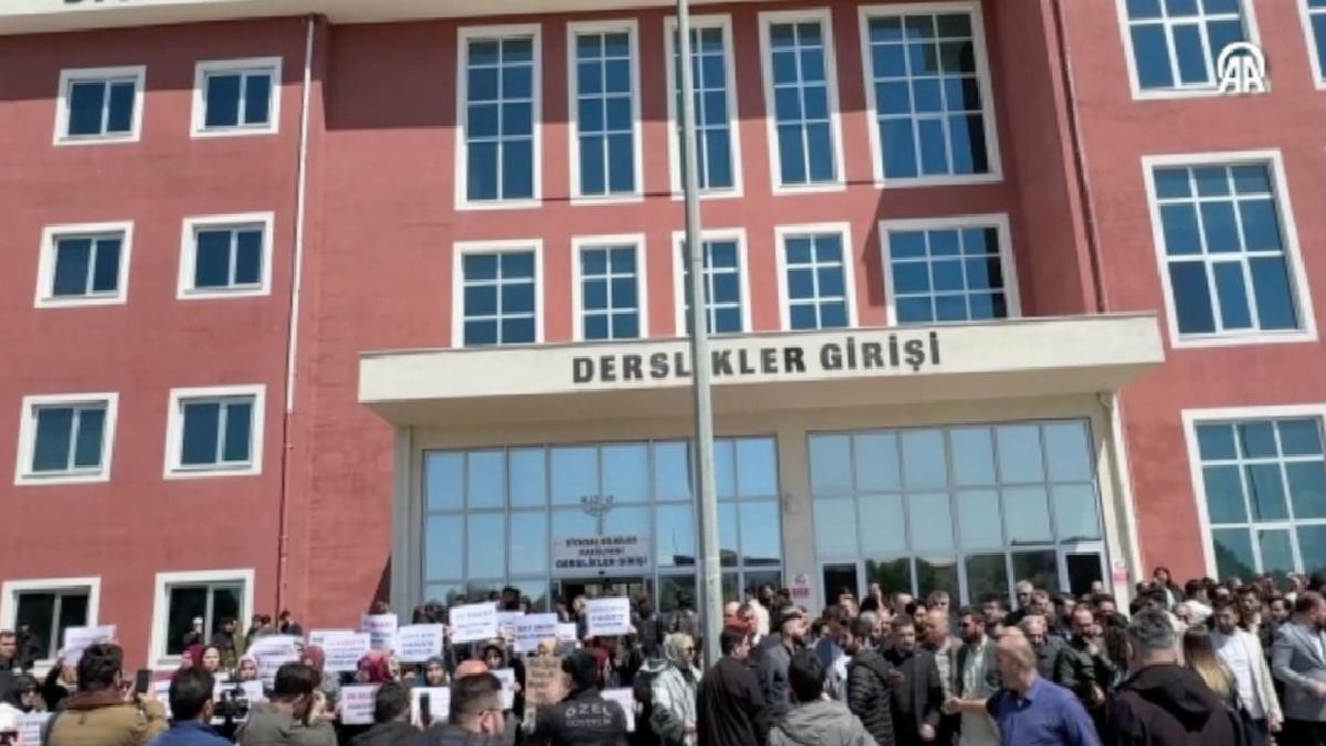 Aydın’da başörtü karşıtı akademisyen fakülte önünde protesto edildi: Örtümüz kimliğimizdir