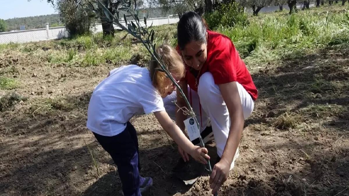 Ayvalık’ta 23 Nisan Fidan Dikimi