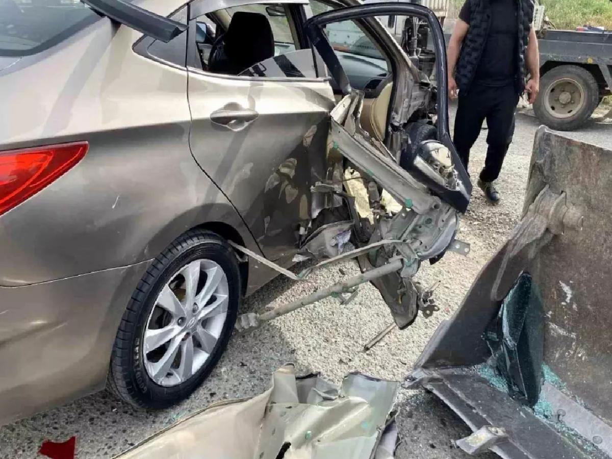 Ayvalık’ta İş Makinesi ile Otomobil Çarpıştı: Hamile Kadın ve Çocuğu Yaralandı