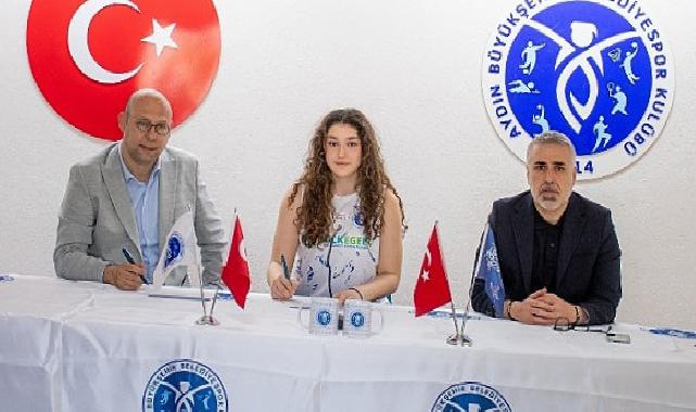 Azra Kaya Profesyonel Sözleşme İmzaladı
