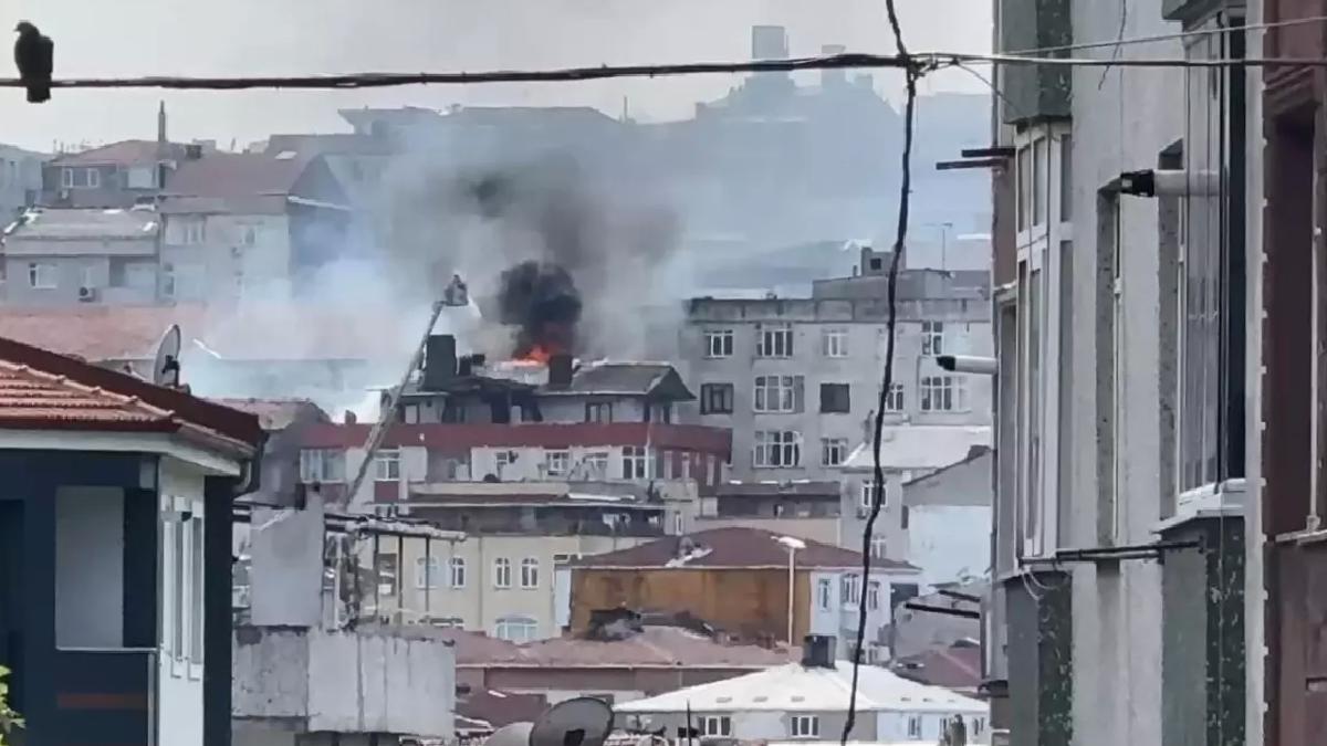 Bağcılar’da Bina Çatısında Yangın!
