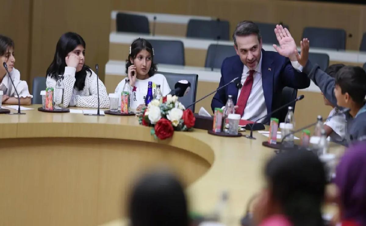 Bakan Bayraktar, Çocuklarla 23 Nisan’ı Kutladı