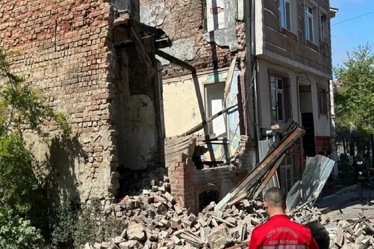 Bakan Kurum: İstanbul’da deprem nedeniyle 83 bina az hasar aldı.