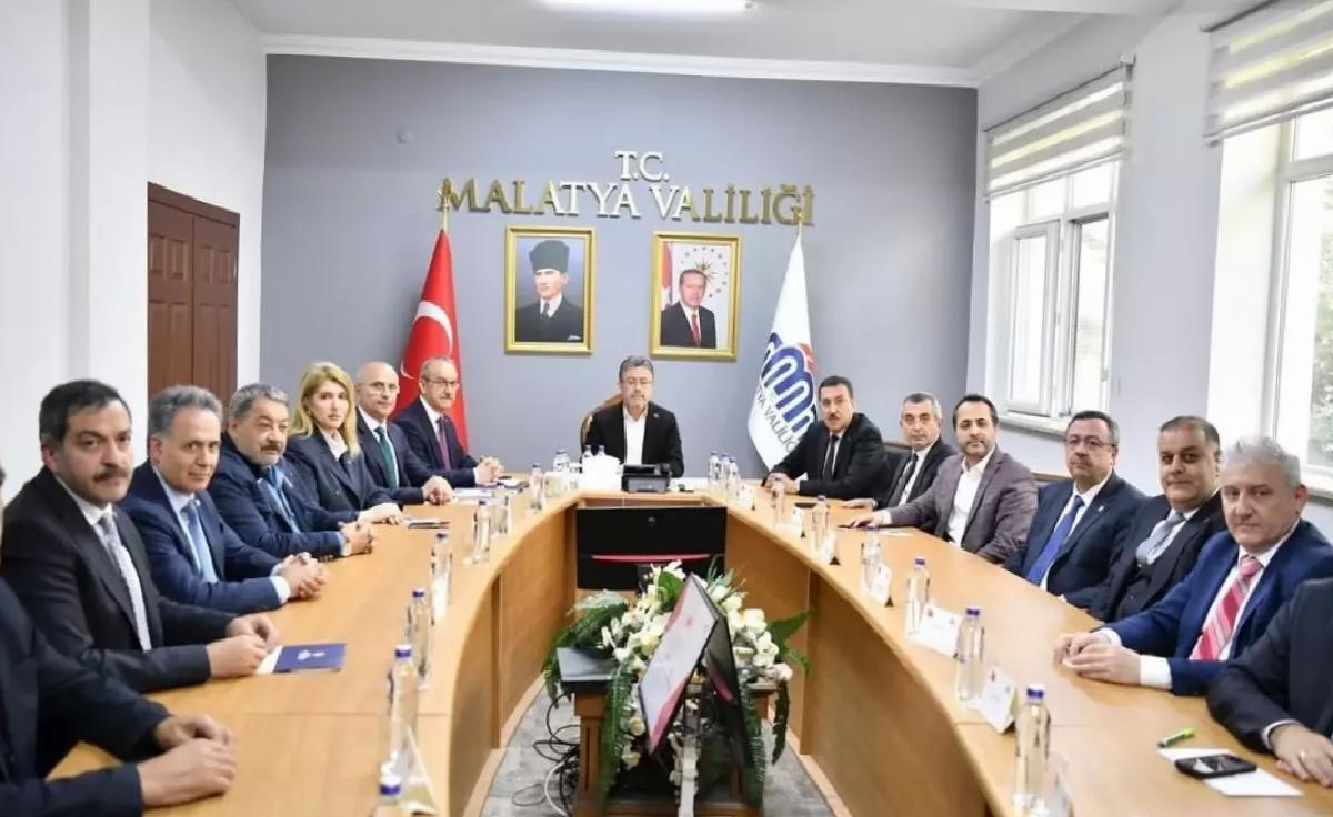 Bakan Yumaklı, Kayısı Bahçelerinde Dondan Etkilenen Üreticilerle Buluştu
