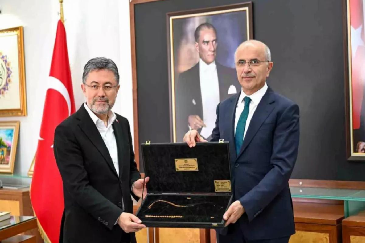 Bakan Yumaklı’dan Malatya Büyükşehir Belediyesi’ne ziyaret