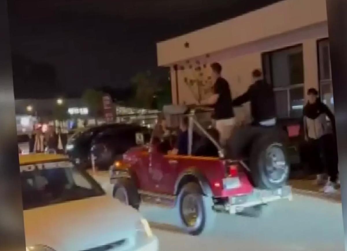 Balkondan Sürücülere Su Sıkan Komşu