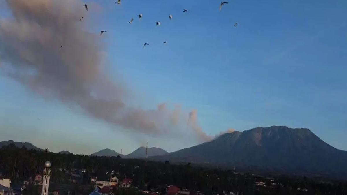 Başakşehir’de Yangın: 6 İş Yeri Zarar Gördü