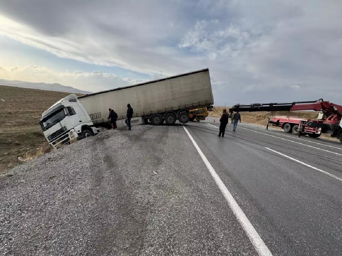 Başkale’de TIR Devrildi: Sürücü Yaralandı