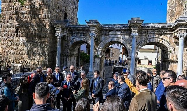 Başkan Böcek sektör temsilcileriyle Kaleiçi’nde