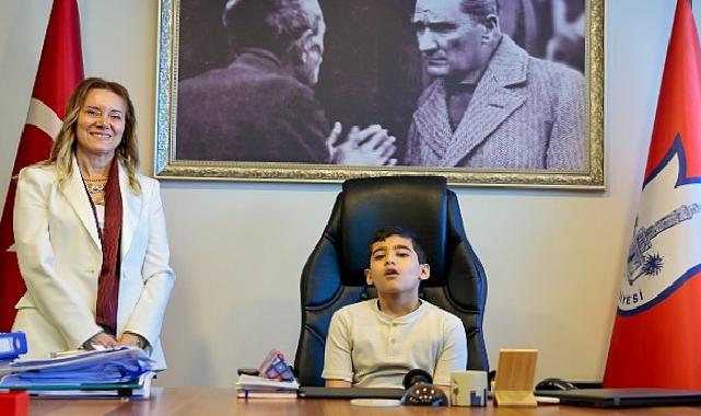 Başkan Mutlu makam koltuğunu çocuklara bıraktı
