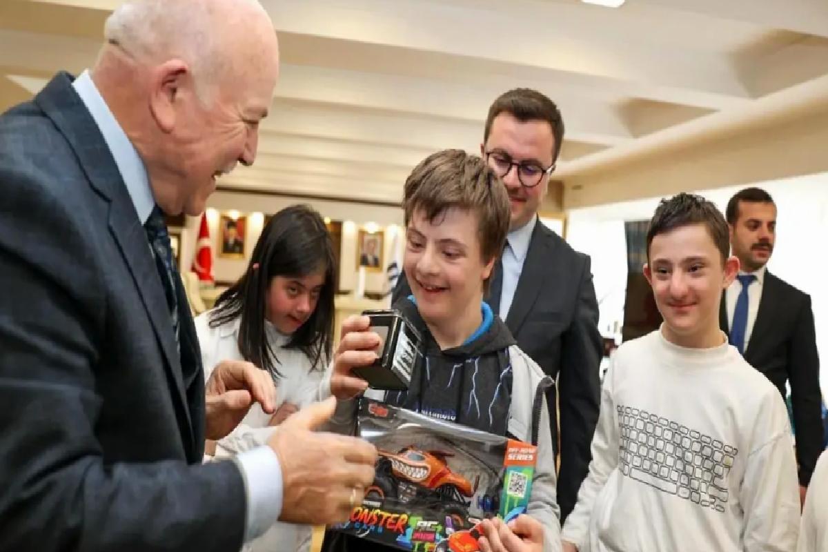 Başkan Sekmen, Özel Gereksinimli Çocukları Ağırladı