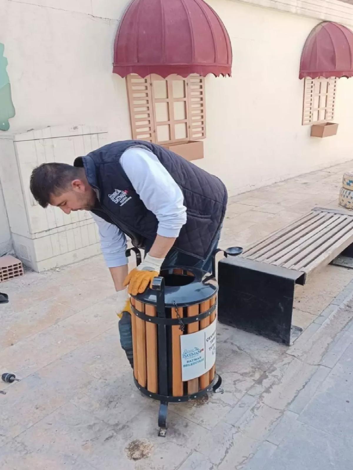 Batman’da Çöp Kovası Yenileme Çalışmaları Başladı