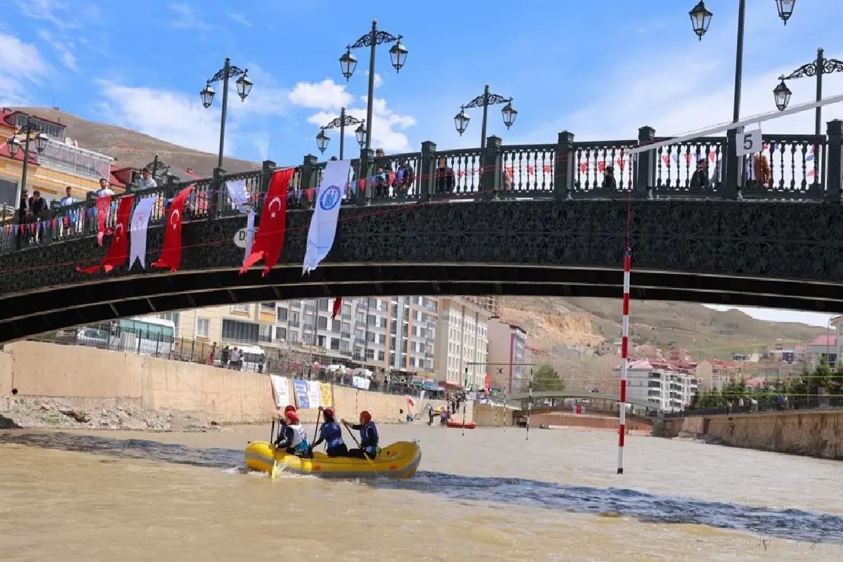 Bayburt’ta Rafting Şampiyonası Heyecanı
