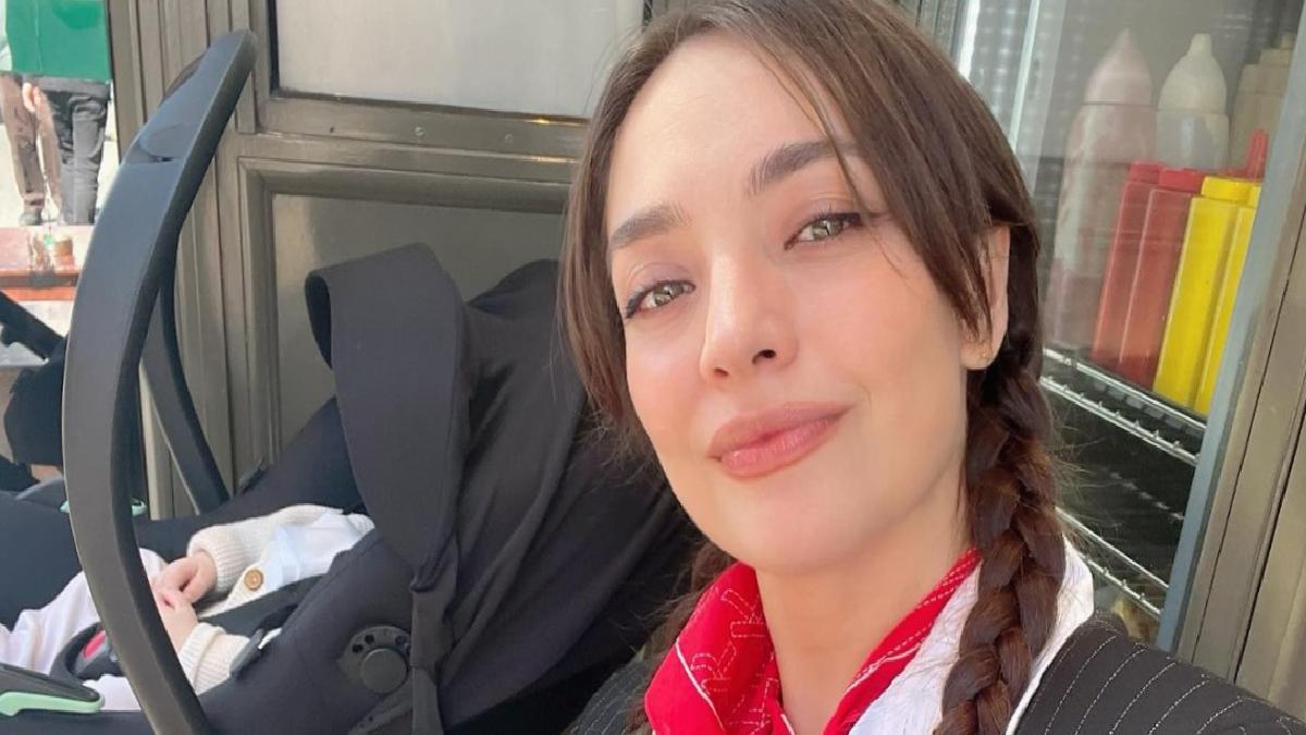 Bebekli ilk tatil! Cansel Elçin ve Zeynep Tuğçe Bayat Paris’e gitti
