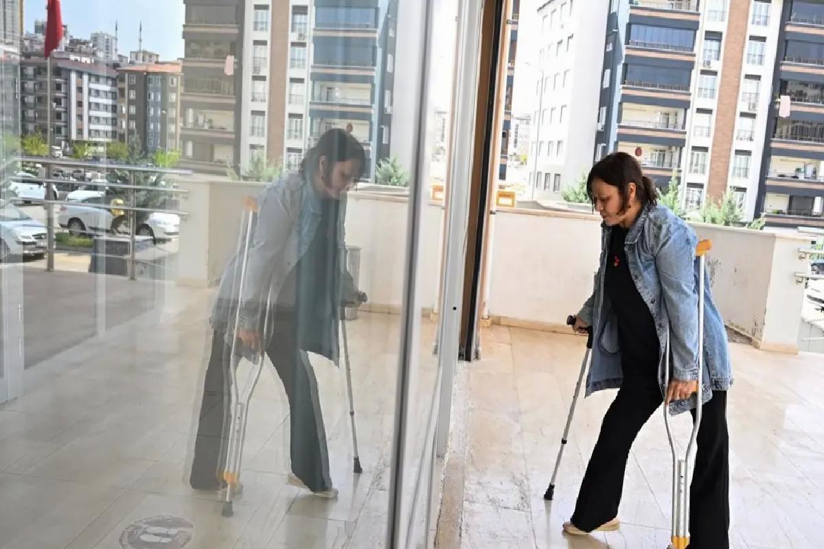 Bedensel engelli kadın “yaşam enerjisini artıran” cam sanatıyla takılar üretiyor