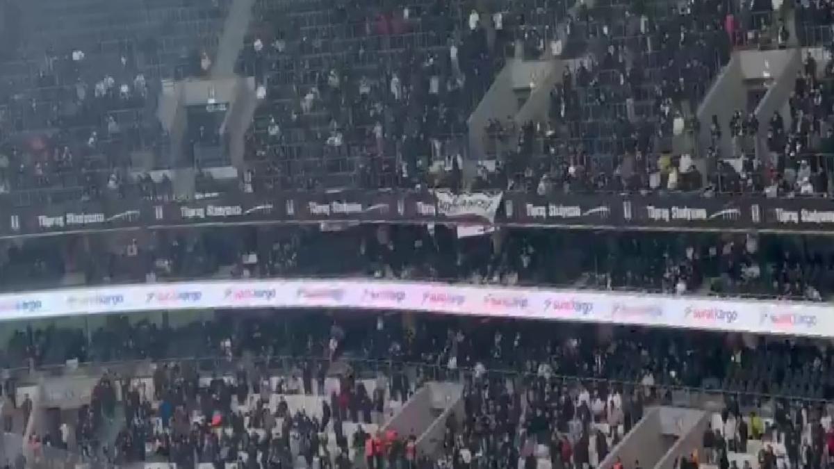 Beşiktaş tribünleri, futbolcuları ıslıkladı