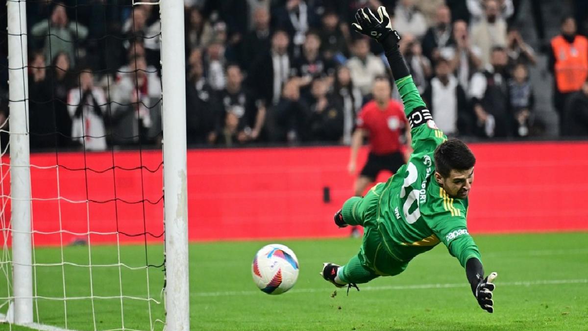 Beşiktaş tribünlerinden Ersin Destanoğlu’na tepki!