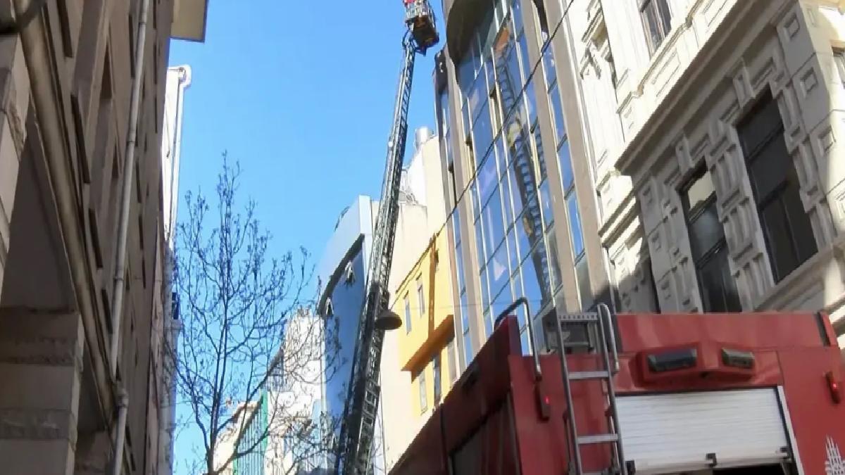 Beyoğlu’nda Ayakkabı Deposunda Yangın